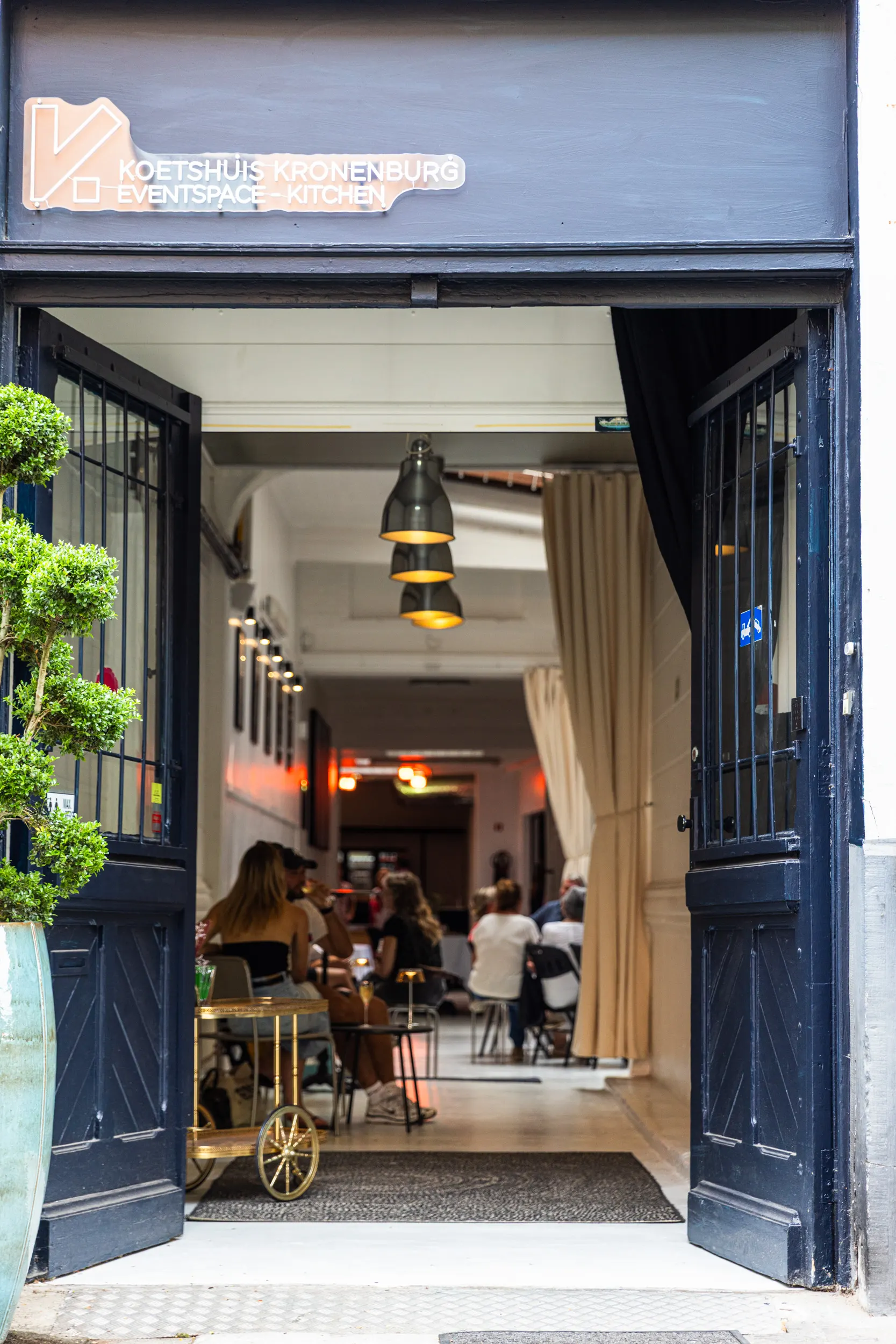 De blauwe poorten en ingang van Koetshuis Kronenburg in de Kronenburgstraat