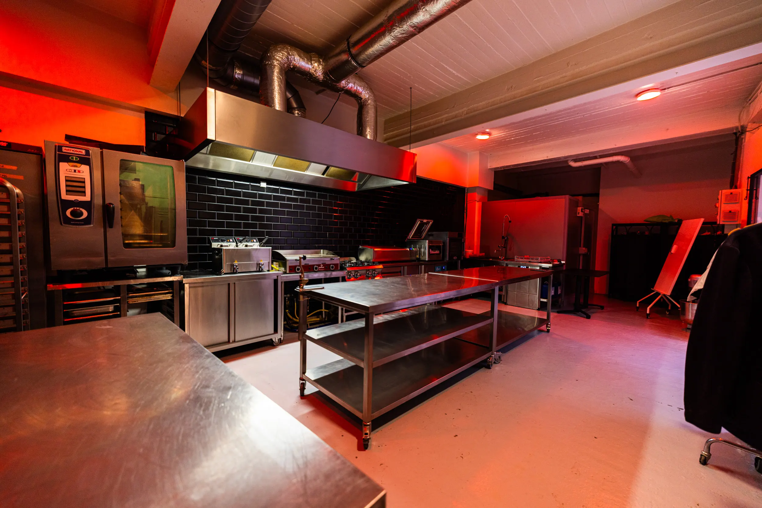 De professionele keuken met inox werktafels en ovens