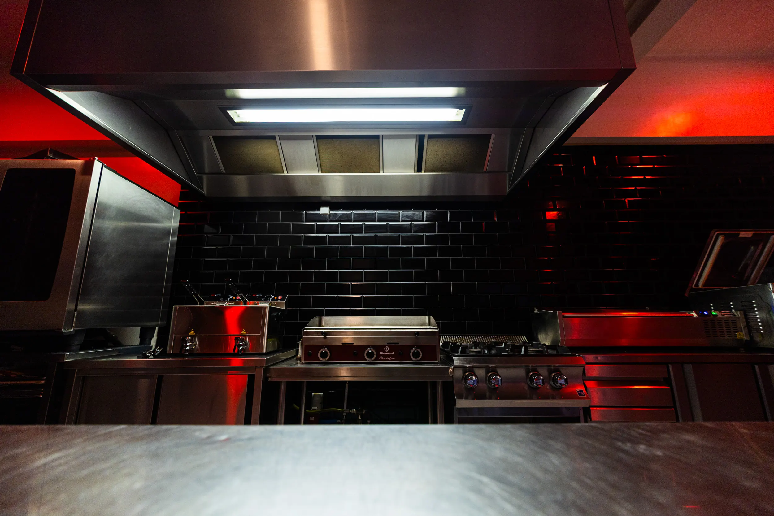 De keuken met ovens en apparatuur in warm licht