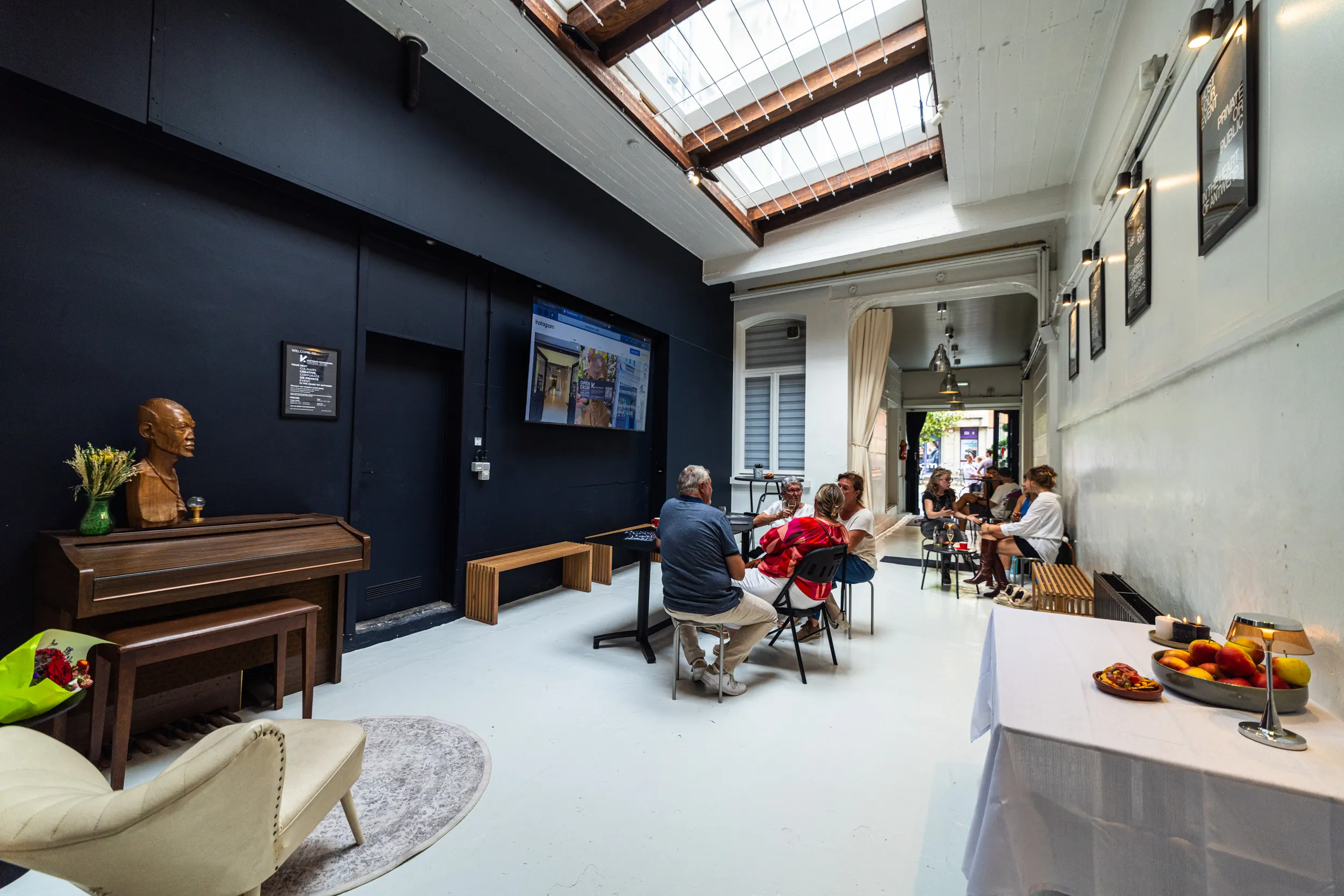 De brede eventzaal van Koetshuis Kronenburg met glazen lichtstraat